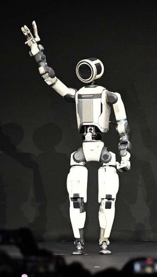 세계 최대 가전·정보기술(IT) 전시회 ‘CES 2026’ 개막을 하루 앞둔 1월 5일(현지 시간) 미국 네바다주 라스베이거스 만달레이베이에서 열린 현대차그룹 프레스 콘퍼런스에서 차세대 전동식 아틀라스 시제품이 손인