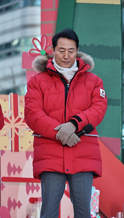 2025년 12월 1일 서울 종로구 광화문 광장에서 열린 사랑의 온도탑 점등식에 참석한 오세훈 서울시장. 동아DB