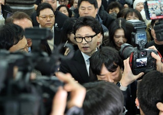 한동훈 전 국민의힘 대표가 1월 29일 국회 소통관에서 국민의힘 지도부의 제명 결정에 관한 입장 발표를 마치고 차량으로 향하고 있다. 뉴스1