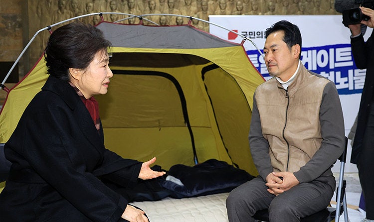 박근혜 전 대통령(왼쪽)이 1월 22일 서울 여의도 국회 로텐더홀에서 단식 중인 장동혁 국민의힘 대표를 찾아 대화하고 있다. 뉴스1