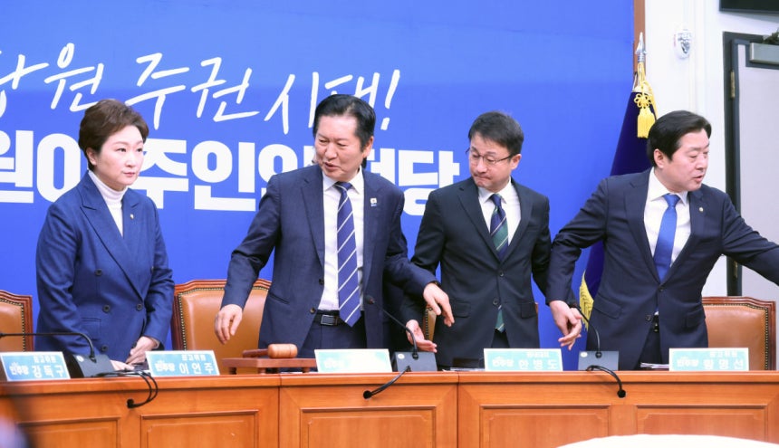 2월 11일 정청래 더불어민주당 대표(왼쪽 두번째)가 최고위원회의에 앞서 당 지도부 인사들과 손을 잡고 있다. 동아DB