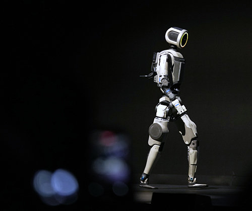 1월 5일(현지 시간) 미국 네바다주 라스베이거스 만달레이베이 컨벤션센터에서 ‘CES 2026’ 개막을 앞두고 열린 현대차그룹과 보스턴 다이내믹스의 미디어데이에서 휴머노이드 로봇 ‘아틀라스’가 무대 위를 걷고 있다.