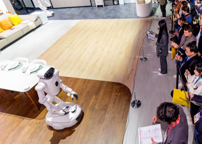 젠슨 황 엔비디아 최고경영자(CEO)가 1월 5일(현지 시간) ‘CES 2026’ 엔비디아 라이브에서 로봇을 시연하고 있다(위). 1월 6일(현지 시간) ‘CES 2026’ LG 전자 전시관에서 관람객들이 인공지능(