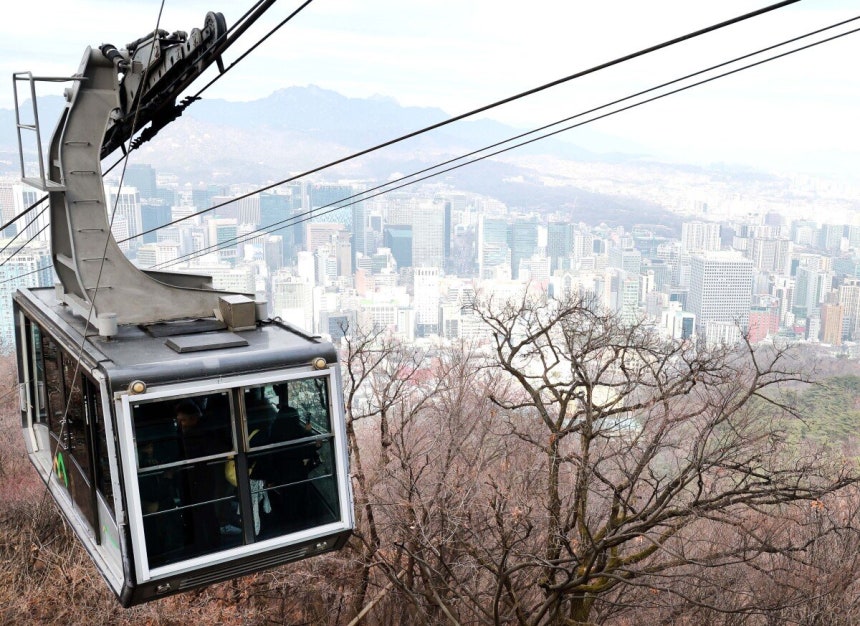 2025년 12월 19일 서울행정법원은 서울시가 곤돌라 설치를 위해 사업 부지의 용도구역을 변경한 조치가 공원녹지법 시행령을 위반했다며 한국삭도공업㈜의 손을 들어줬다. 사진은 이날 서울 남산 케이블카가 운행되는 모습