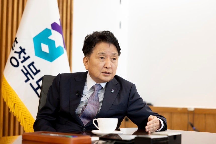 김영환 충북지사는 “돈 몇 푼에 충북의 미래를 팔 수 없다”며 중앙정부로부터 실질적 독립을 강조하는 ‘충북 자강(自强)론’을 펼쳤다. 지호영 기자