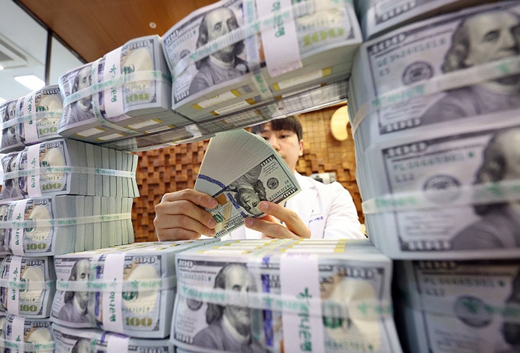 4월 3일 한국은행에 따르면 3월 말 기준 우리나라 외환보유액은 4236억 6000만 달러로, 전월 말 대비 39억7000만 달러 감소했다. 사진은 서울 중구 하나은행 위변조대응센터에서 은행 관계자가 달러화를 정리하