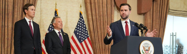 4월 12일(현지 시간) 파키스탄 수도 이슬라마바드에서 J D 밴스 미국 부통령(맨 오른쪽)이 미국-이란 간 휴전 협상 결과를 발표하는 기자회견을 하고 있다. 뉴시스