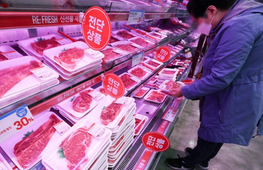 소고기와 돼지고기까지 축산물 가격이 일제히 오르면서 식탁 물가 부담이 커지고 있다. 4월 12일 서울 시내 한 대형마트 축산물 코너에서 고객이 장을 보고 있다. 뉴스1