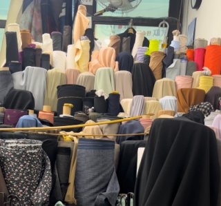 서울 종로구 동대문종합시장 내 원단 매장 한편에 폴리에스테르, 나일론 등의 원단이 높은 가격에 재고품으로 남아 있는 모습. 정수민 인턴기자