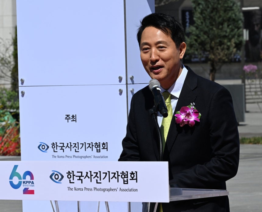 오세훈 현 서울시장이 18일 6·3 지방선거 국민의힘 서울시장 후보 경선에서 서울시장 후보로 선출됐다.  사진은 4월  7일 서울 광화문광장 놀이마당에서 열린 제62회 한국 보도사진전 개막식에서 축사를 하는