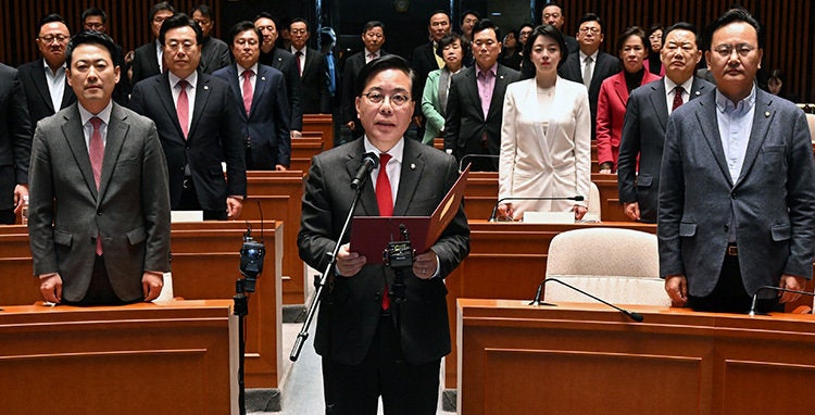 송언석 국민의힘 원내대표(맨 앞)가 3월 9일 국회에서 소속 의원 일동 명의의 결의문을 낭독하고 있다. 이날 국민의힘 의원 전원은 “윤석열 전 대통령의 정치적 복귀를 요구하는 일체의 주장에 명확히 반대한다”고 밝혔다