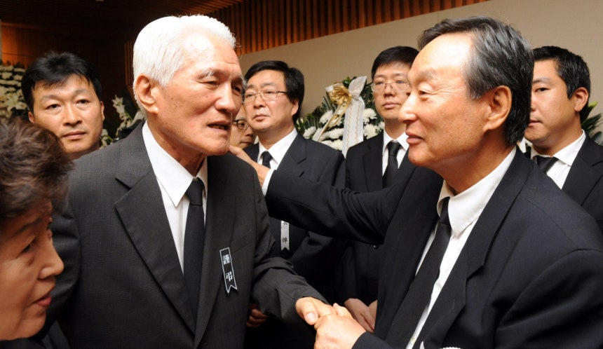 2009년 8월 19일 김대중 전 대통령의 빈소가 마련된 신촌 세브란스병원을 찾은 최형우 전 내무부 장관(왼쪽)이 조문을 마친 후 권노갑 전 민주당 고문을 위로하고 있다. 뉴시스