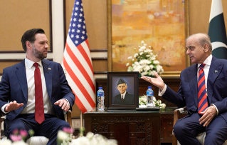 4월 11일(현지 시간) 이란과 휴전 협상을 하기 위해 파키스탄 이슬라마바드를 방문한 JD 밴스 미국 부통령이 셰바즈 샤리프(오른쪽) 파키스탄 총리와 면담하고 있다. 뉴시스 