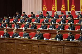 북한이 2월 19일 평양 4·25문화회관에서 김정은 국무위원장이 참석한 가운데 노동당 제9차 대회를 개막했다고 조선중앙TV가 20일 보도했다. 평양 노동신문