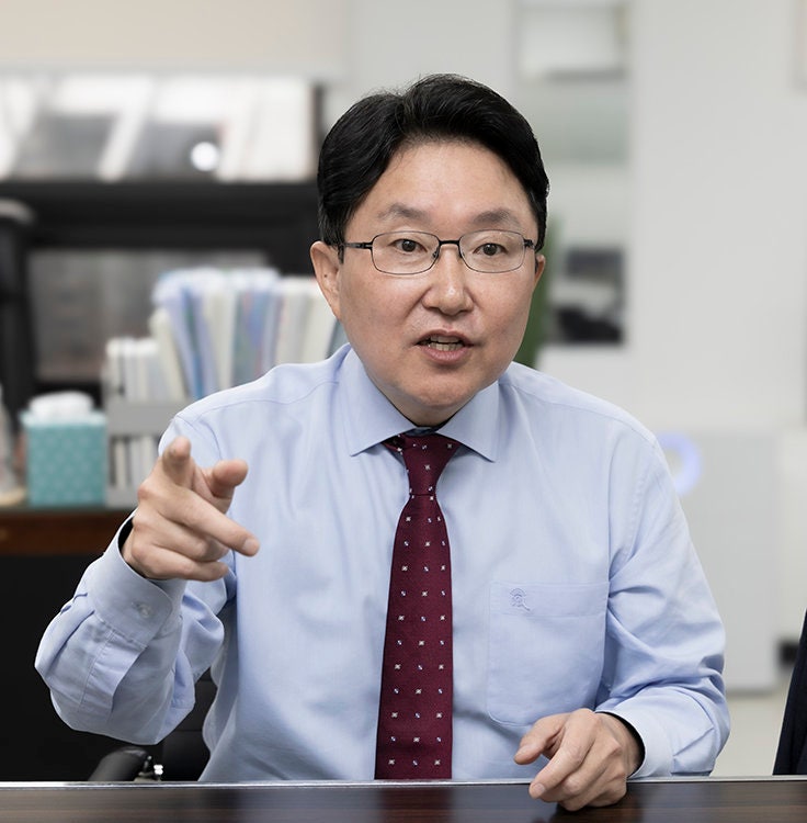 서울 종로구 한 사무실에서 김용태 전 자유한국당 의원이 기자의 질문에 답하고 있다. 박해윤 기자