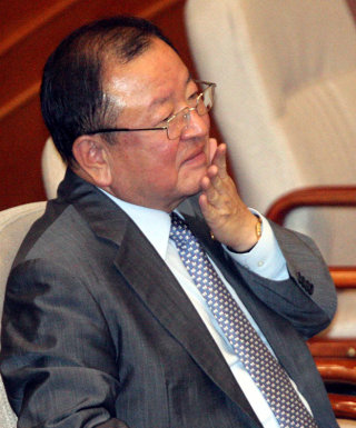 2008년 9월 12일 강만수 당시 기획재정부 장관이 국회에서 추가경정예산안 논의를 지켜보고 있다. 동아DB