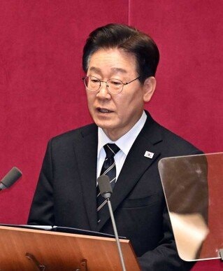 이재명 대통령이 4월 2일 국회 본회의장에서 2026년도 제1차 추가경정예산안 시정연설을 하고 있다. 청와대사진기자단