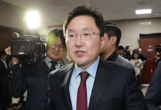 김용태 전 의원이 2018년 12월 15일 자유한국당 조직강화특별위원장을 맡았을 때 본인을 포함한 21명의 당협위원장에 대한 교체 결정을 내린 뒤 회의실을 나서고 있다. 뉴스1