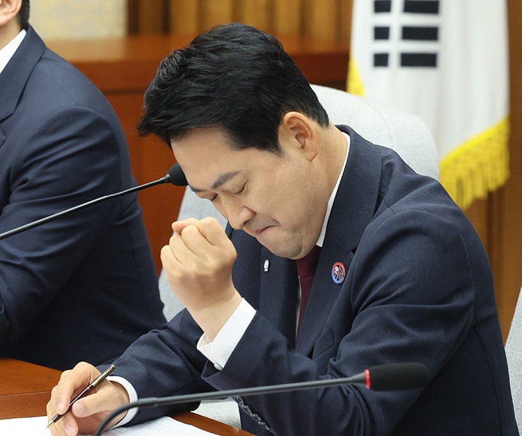 ‘침대 축구’ 구사하는 張, ‘<b>공천</b> 생각’에 입 닫는 의원들