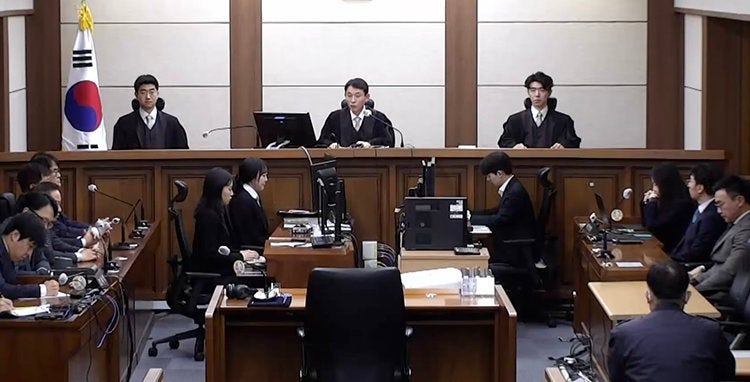 형사 법정의 경우 방청석을 기준으로 법대 왼쪽에는 검사석이, 오른쪽에는 피고인석과 변호인석이 있다. 사진은 1월 28일 서울 서초구 중앙지방법원에서 열린 김건희 여사의 자본시장법·정치자금법 위반, 특정범죄 가중처벌법