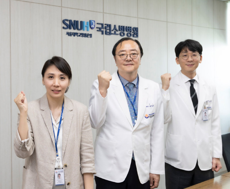 곽영호 국립소방병원장(가운데)과 김태신 진료지원실장(오른쪽), 김혜선 진료협력팀장이 충북 음성군에 위치한 국립소방병원에서 파이팅 포즈를 취하고 있다. 박해윤 기자