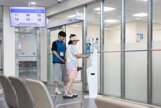 7월 24일 국립소방병원을 방문한 환자가 채혈 등록을 하고 있다. 박해윤 기자