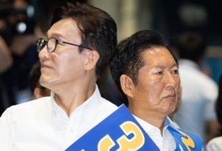8월 9일 김민석(왼쪽), 정청래 당시 더불어민주당 당대표 후보가 강원 횡성군 횡성국민체육센터에서 열린 강원 순회경선 합동연설회에 자리하고 있다. 뉴스1