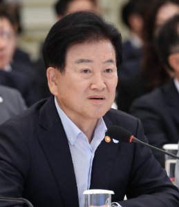 정동영 통일부 장관이 8월 5일 청와대 영빈관에서 열린 외교부, 통일부, 국방부, 국가보훈부 2차 업무보고에서 발언하고 있다. 뉴스1