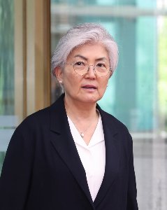 강경화 주미 한국대사가 7월 15일 오후 조현 외교부 장관과 면담하기 위해 서울 종로구 외교부 청사로 들어서고 있다. 뉴시스