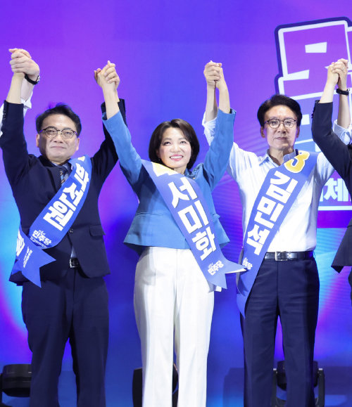 8월 2일 울산전시컨벤션센터에서 열린 더불어민주당 당대표·최고위원 순회경선 합동연설회에서 박선원·서미화 최고위원 후보, 김민석 당대표 후보(왼쪽부터)가 손을 잡고 있다. 뉴시스