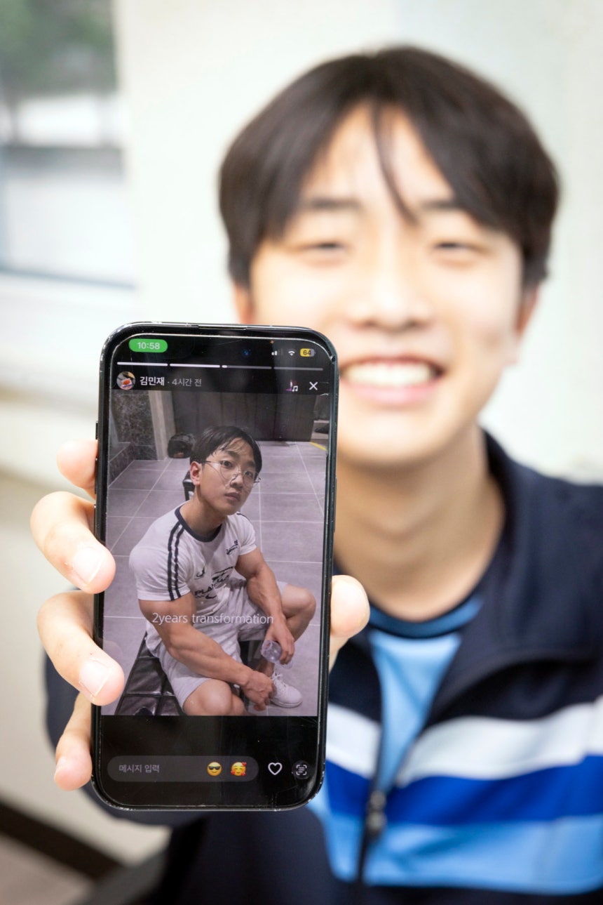 전남광주 문산중의 한 교실에서 중학교 3학년 정은총(15) 군이 AI로 합성한 자신의 사진을 보여주고 있다. 박해윤 기자 