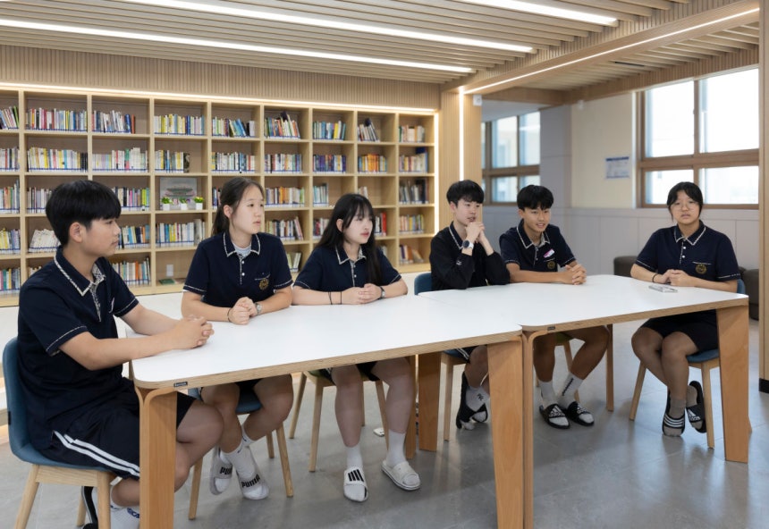 경남 사천 남양중학교에서 책 ‘열네 살의 꿈이라니’를 출간한 중학교 2학년 서원경(14), 강혜윤(14), 류하정(14), 천민수(14), 조영진(14), 김주현(14) 학생을 만났다(왼쪽부터). 박해윤 기자