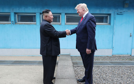2019년 6월 30일 판문점 남북 군사분계선에서 트럼프 대통령과 김정은 위원장이 만나 악수하고 있다. 노동신문 캡처