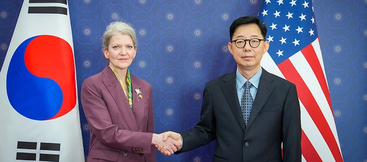 박윤주 외교부 1차관(오른쪽)과 앨리슨 후커 미국 국무부 정무차관이 6월 2일 서울 외교부 청사에서 열린 한미 정상회담 공동설명자료 안보 분야 후속조치 협의를 위한 회의에 앞서 악수를 하고 있다. 이 회의에선 한국의