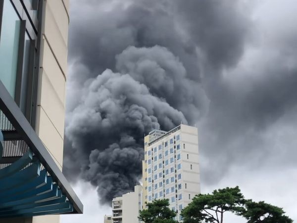 <b>강남</b> 호텔 옥상서 '<b>불</b>'…소방 진화 중