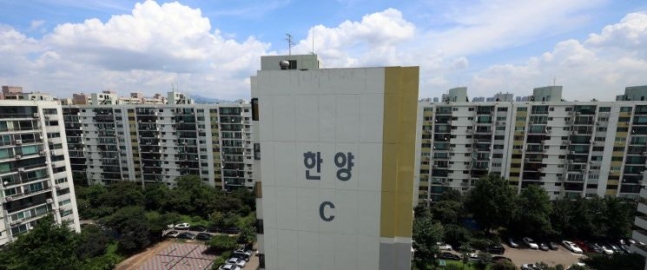 여의도 한양 '주택홍보관' 철거…속 타는 현대·포스코