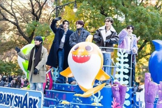 뉴욕 사로잡은 아기상어와 <b>엔하이픈</b>…美 '메이시스 퍼레이드' 참가