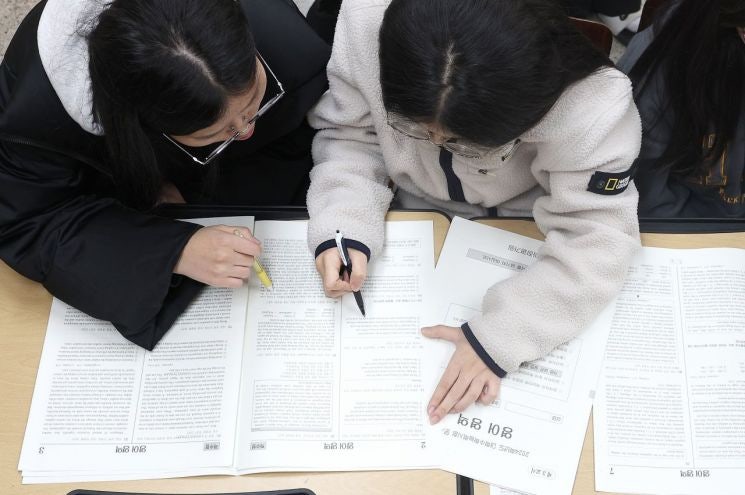 표준점수 국어 16점, <b>수학</b> 3점↑… 불수능에 "소신지원 경향 커질 듯"