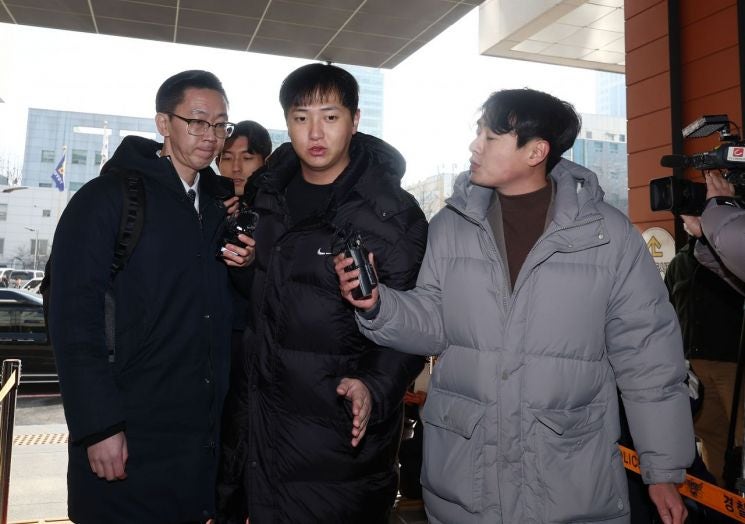 '<b>김하성</b> 공갈 혐의' <b>임혜동</b> <b>경찰</b> 출석…"사실과 다른 부분 있어"