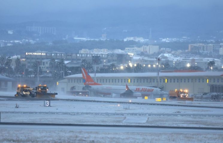눈보라에 발 묶인 <b>제주공항</b>…143편 무더기 결항