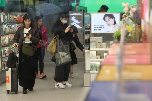 중국인의 한국 단체관광이 지난 8월 재개된 이후 중국인 관광객 회복이 더디게 이뤄지고 있는 것으로 나타났다. 업계는 중국 본토 경기가 좋지 않은 점, 단체 여행객에서 MZ세대 중심의 개별 여행객(싼커)으로 바뀐 점도 유커 특수를 기대하기 어려운 이유 중 하나로 분석했다. 사진은 6일 서울의 한 화장품 매장에을 찾은 여행객들. [이미지출처=연합뉴스]