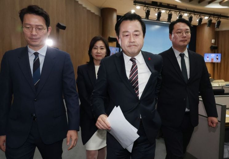 與 출신 <b>김용남</b>, 이준석 신당 합류…"국민의힘, 비민주적 사당 됐다"