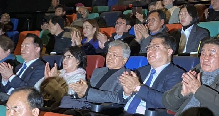 문재인 전 <b>대통령</b>, 당원들과 '<b>길 위에 김대중</b>' 관람
