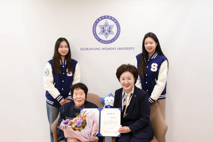 손녀 모교에 입학한 83살 대학<b>새내기</b>…"손녀와 영어로 대화하고파"