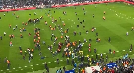 명승부로 끝났는데 <b>선수</b>·<b>관중</b> 몸싸움…아수라장된 튀르키예 <b>프로축구</b>