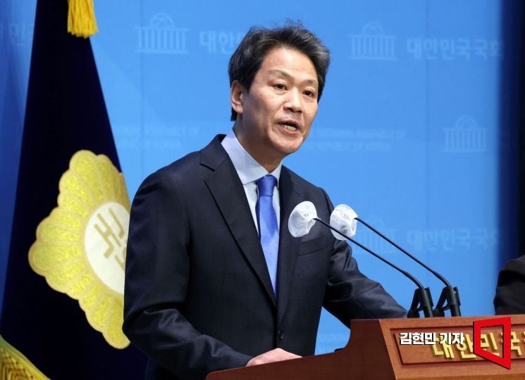 총선 선거戰 공식 참여한 <b>임종석</b> "낙동강벨트 머물며 <b>지원</b> 나설것"
