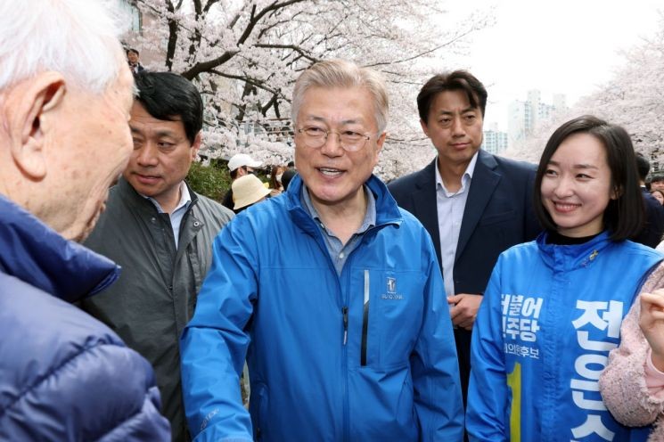 <b>임종석</b> "파란 점퍼 입은 文…무너지는 韓 정치·경제 <b>책임감</b> 때문"