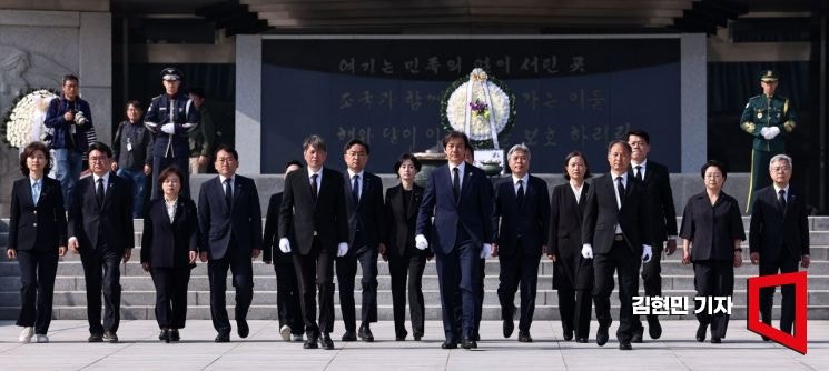 <b>현충원 참배</b>한 조국 "사즉생 각오로 정치 임할 것"