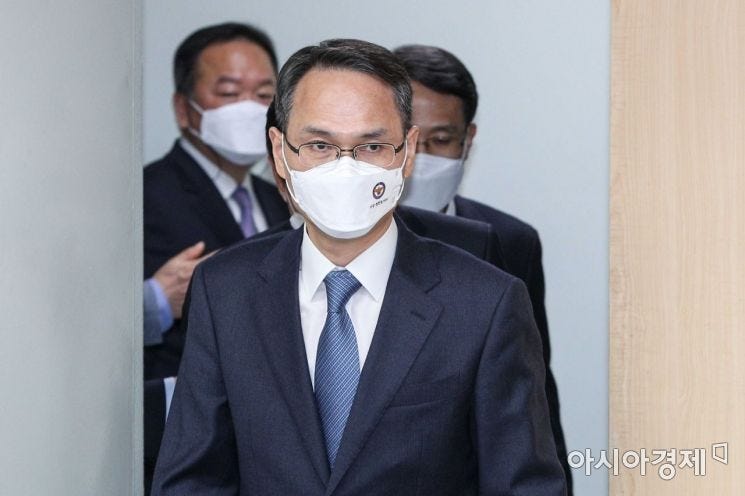 '<b>메가스터디 사외이사</b> 논란' 초대 <b>국수본부장</b>, 결국 자진 사퇴