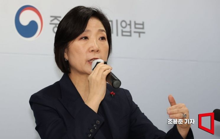 <b>오영주 장관</b>, 늘봄학교에서 일일교사로 변신
